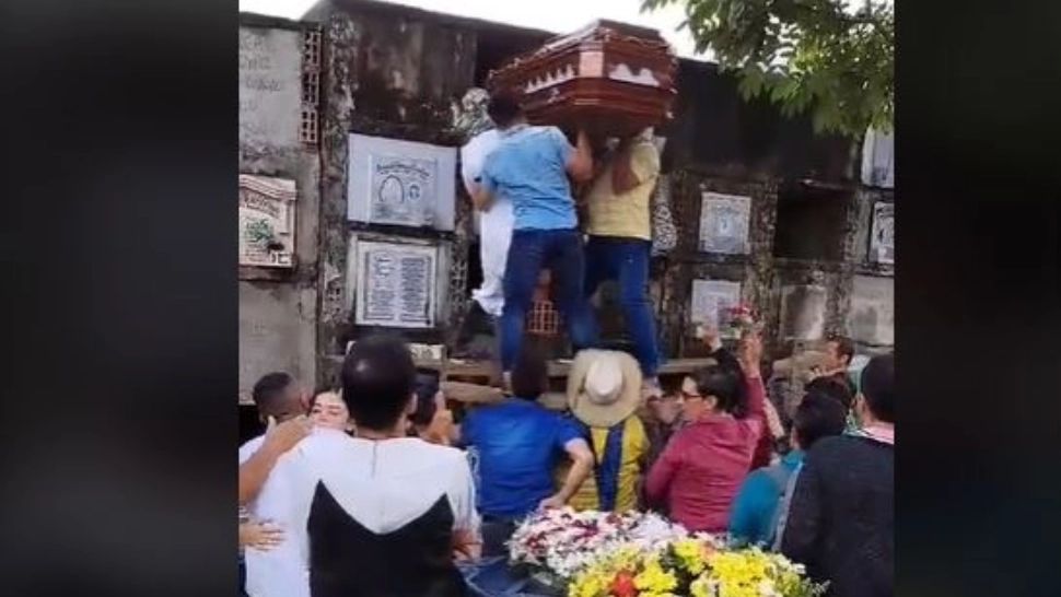 Imagini virale de groază - Angajații unui cimitir au scăpat sicriul și capacul s-a deschis