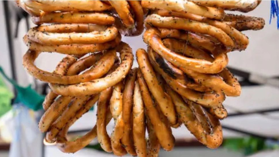 Adolescent de 16 ani, judecat pentru că a furat covrigi și ciocolată. Cum a acționat