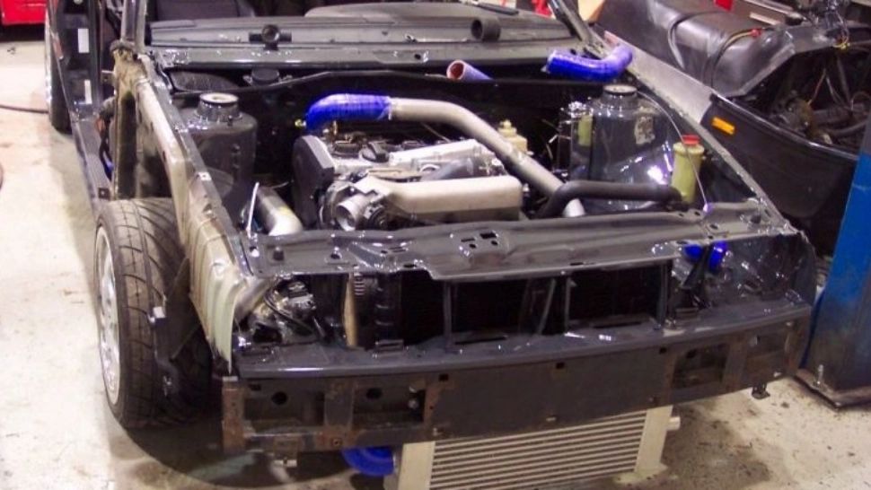 Au închiriat o mașină de lux doar ca să o dezmembreze și apoi să o vândă bucata cu bucată. Cum i-au prins polițiștii