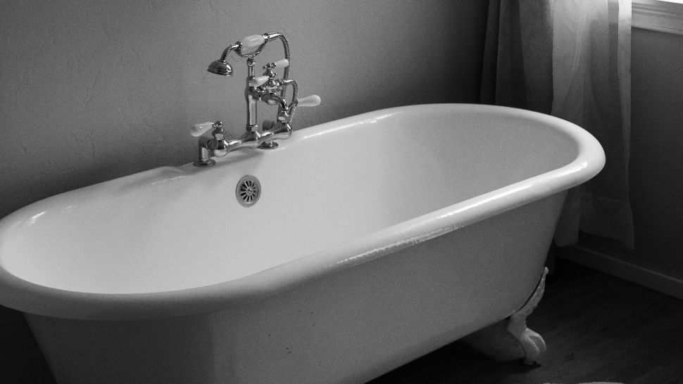 Adolescentă de 16 ani, găsită moartă în cadă! Fata era elevă la seminarul din Agapia - Decesul, învăluit în mister