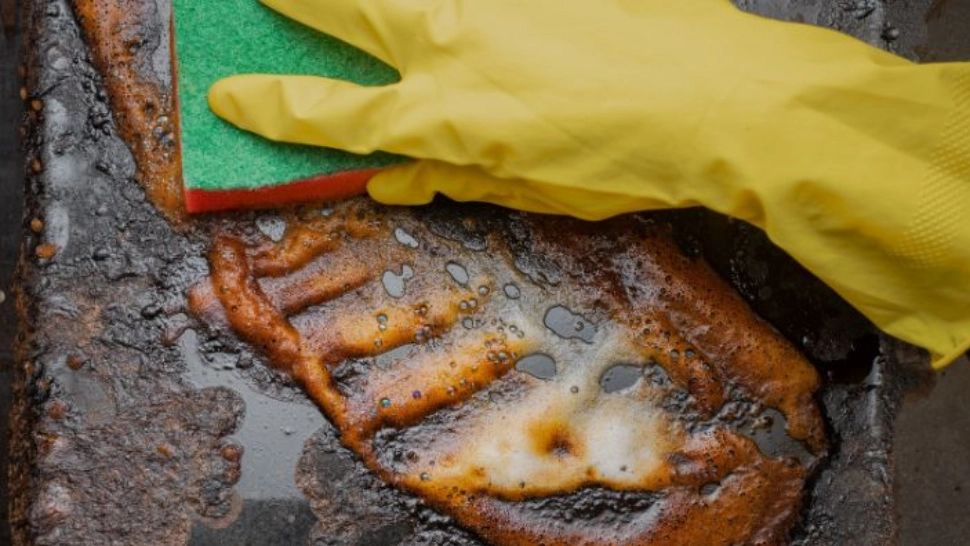 Cum păstrezi curate vasele emailate - 8 metode care te scapă rapid de petele de grăsime și arsură