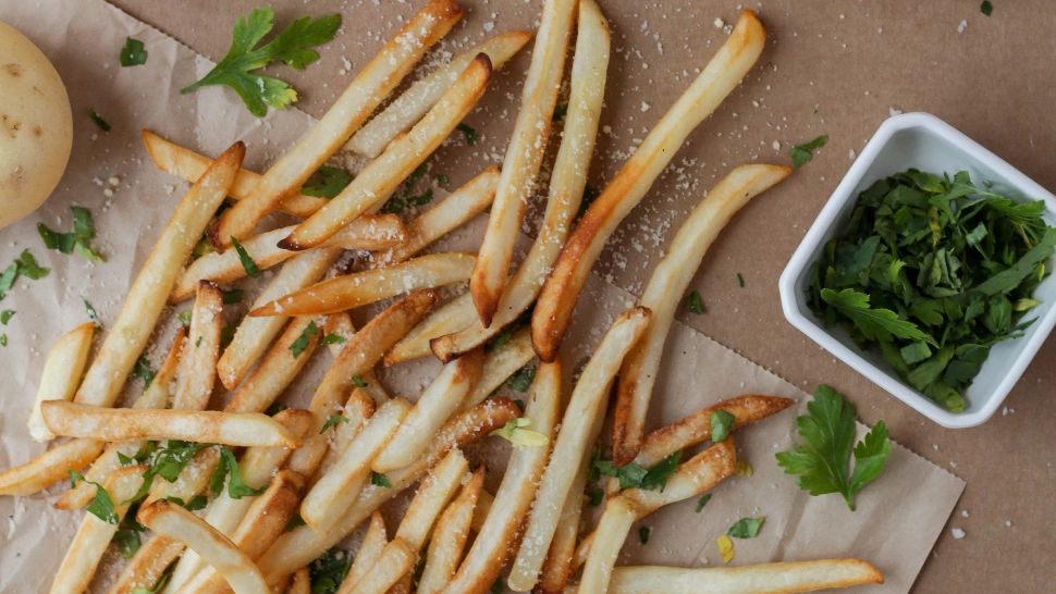 Cartofi prăjiți, duși la rang de artă. Care sunt ingredientele secrete ce îi scot din banalitate