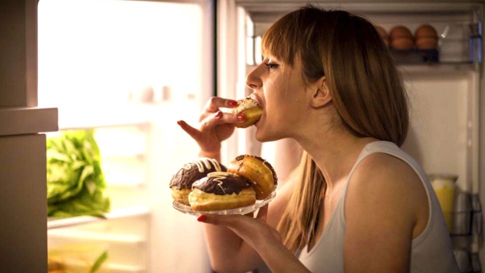 Ţi se face foame, deşi abia ai mâncat? Nutriționiștii explică de ce apare această senzație și ce să faci ca să scapi de ea