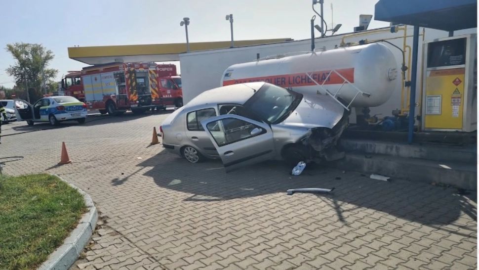 Pericol uriaș de explozie, după ce o mașină a lovit violent o butelie cu GPL - Șoferul a făcut atac de panică