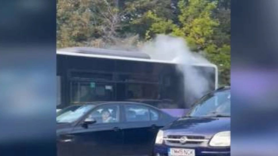 Un autobuz cu zeci de pasageri a luat foc la Timișoara - VIDEO