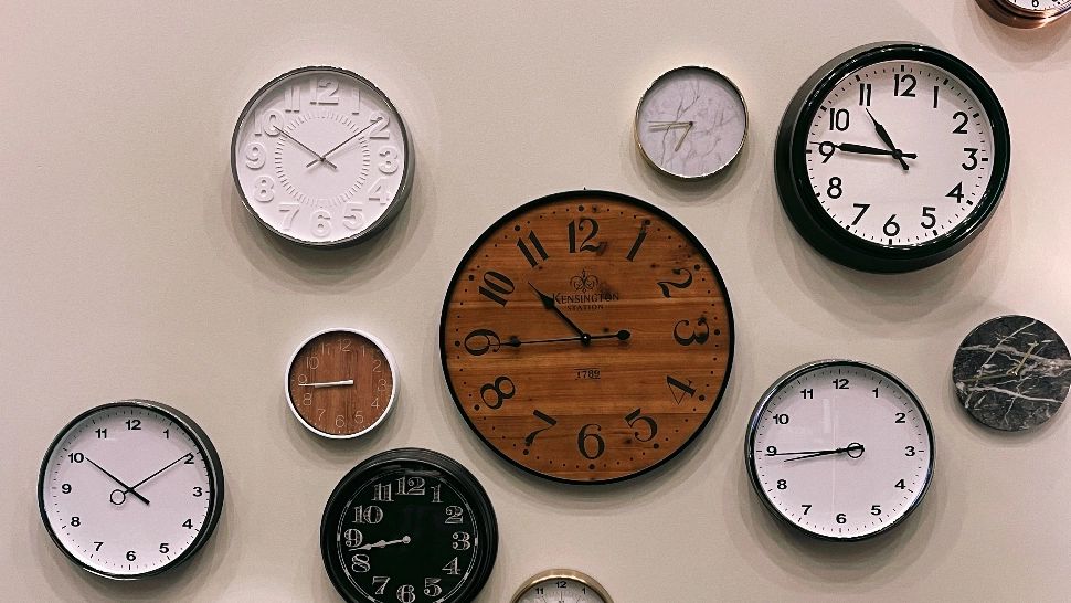 România, gata să treacă la ora de iarnă. Câte zile ne mai despart de cea mai lungă zi din an  - Rutina de zi cu zi, serios afectată