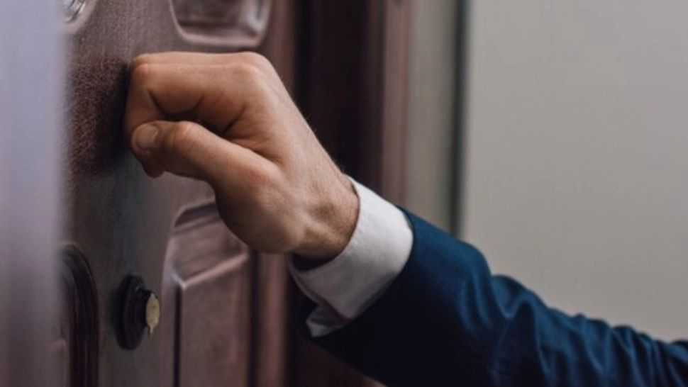 Noua metodă parșivă a hoților de a pătrunde în apartamente. Poliția avertizează: „Nu dați curs așa ziselor oferte/donații de bunuri”