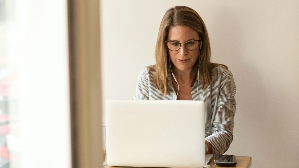 Sănătatea ochilor. Cum ne protejăm dacă lucrăm la laptop - Sfaturi de la specialiști