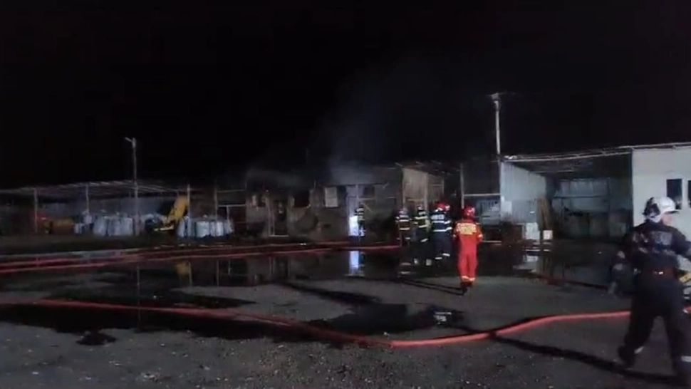 Incendiu de proporții la Loloiasca. A luat foc bazinul cu motorină. Flăcările au fost stinse