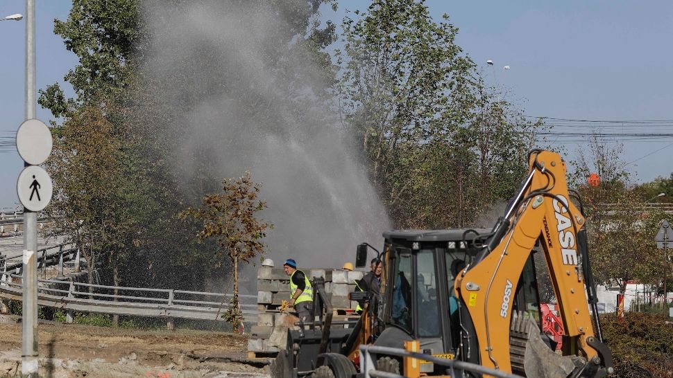 Probleme pe șantierul de la Podul Grant, din București: o magistrală de apă a fost găurită de muncitori - FOTO