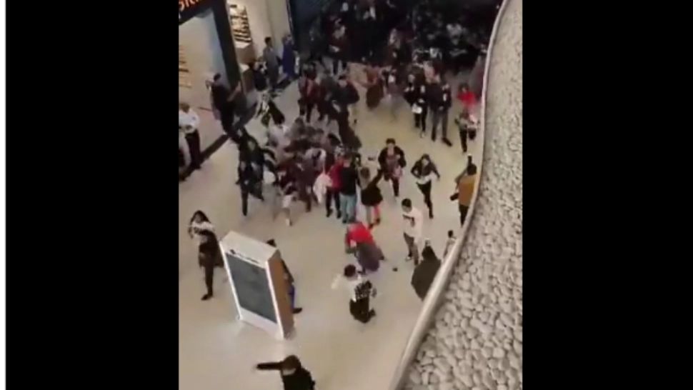 Haos și îmbulzeală la inaugurarea noului mall din Craiova. Cumpărătorii au dat năvală la reduceri și oferte