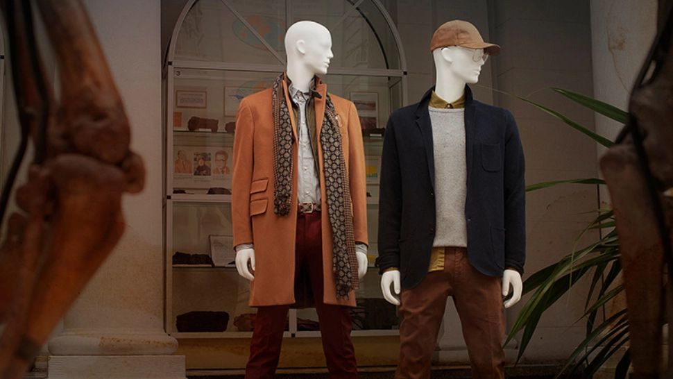 Un hoț s-a dat drept manechin în vitrină pentru a sparge un magazin. A stat nemișcat ore întregi așteptând să dea lovitura 