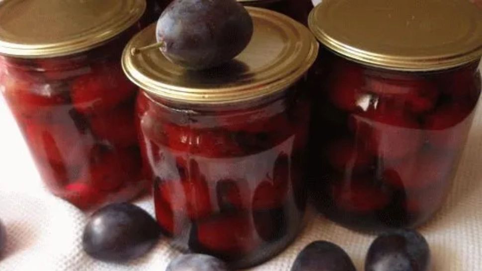 Prunele murate, cu usturoi - o delicatesă de care nu știai: Trucul conservelor savuroase de toamnă-iarnă