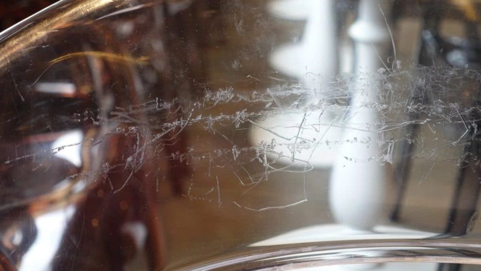 Trucul genial prin care poți să scapi de zgârieturile de pe masa de sticlă. Ai nevoie doar de un ingredient, pe care oricine îl are în casă 