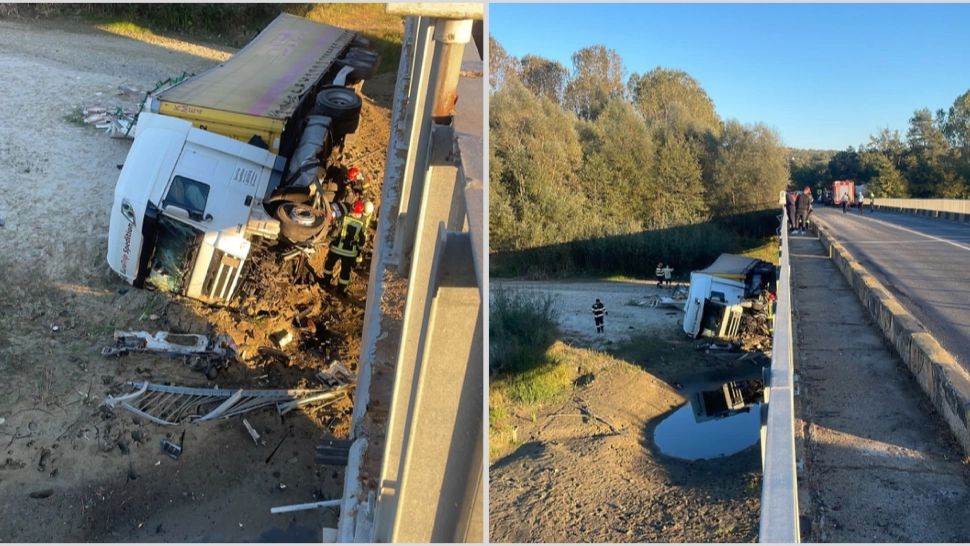 Accident spectaculos, pe DN 7, la Milcoiu. Un TIR plin cu gresie a căzut de pe pod, după ce a lovit o betonieră FOTO