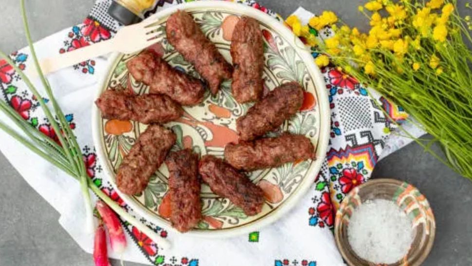 Reţeta secretă de mici a lui Radu Anton Roman. Ingredientul secret pe care mulți bucătari îl ignoră, dar care dă un gust unic preparatului 