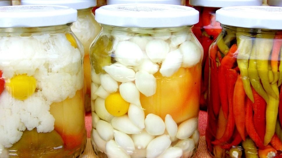 Murături în oțet, rețeta lui Radu Anton Roman. Trucul folosit de marele bucătar pentru a păstra legumele tari