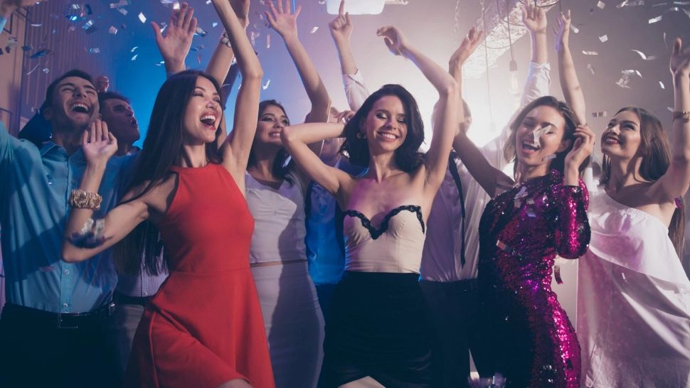 Amendă usturătoare pentru un club de noapte care oferea băuturi gratuite femeilor, în funcție de mărimea la sutien