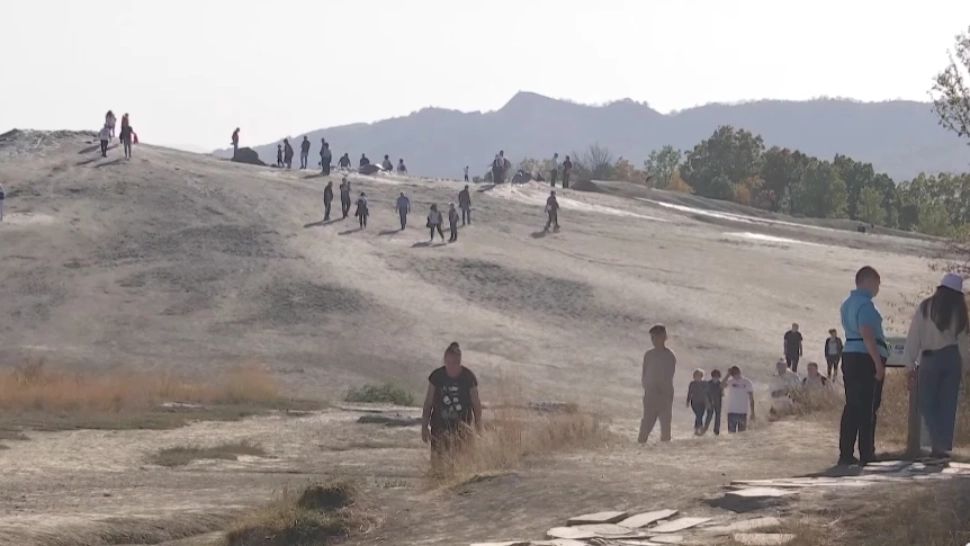 Temperaturile de vară în mijlocul toamnei au scos oamenii din case. Turiștii au luat cu asalt Vulcanii Noroioși