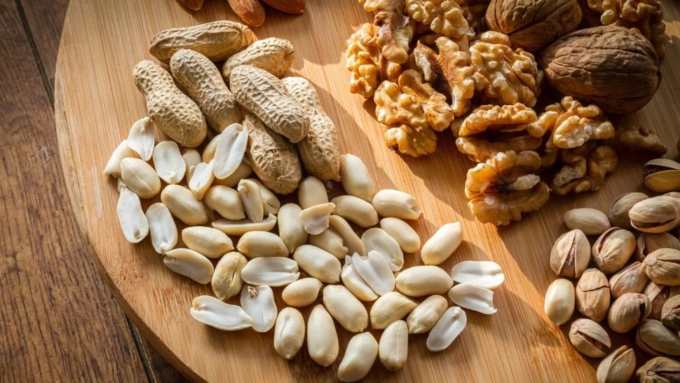 Ce se întâmplă în corpul tău dacă mănânci nuci sau alune râncezite. Te poți îmbolnăvi grav!