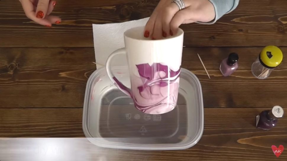 Ce se întâmplă când amesteci oja cu apă. Experimentul artistic cu rezultate uimitoare