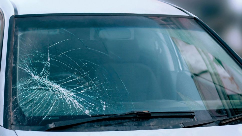 Ce riști dacă circuli cu parbrizul spart? Prevederile legii rutiere te vor surprinde