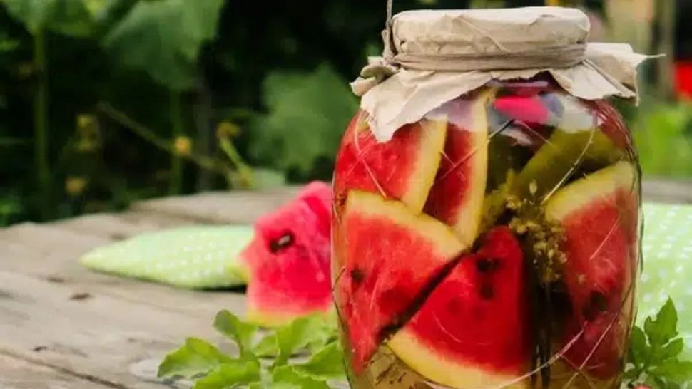 Pepene verde și pepene galben, murați, în saramură, pentru la iarnă - Un gust unic cu rețeta tradițională 