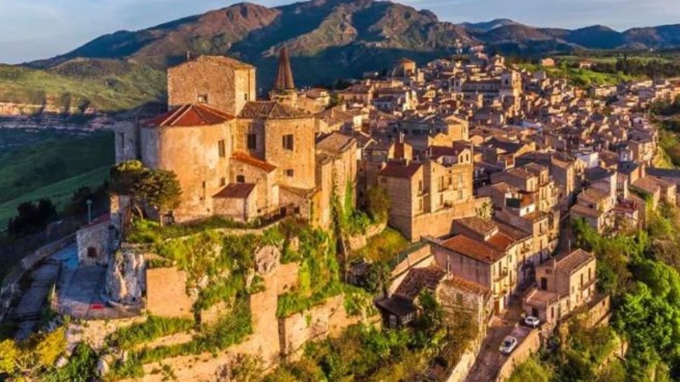 Satul din Italia care oferă 5.000 de euro celor care vor să se mute acolo. În localitate sunt peste 50 de case nelocuite