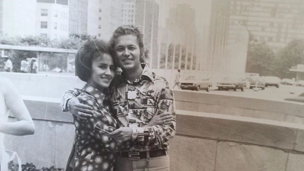 Îi recunoști în fotografie? Uite ce tineri erau și ce modern se îmbrăcau două vedete de top ale folclorului