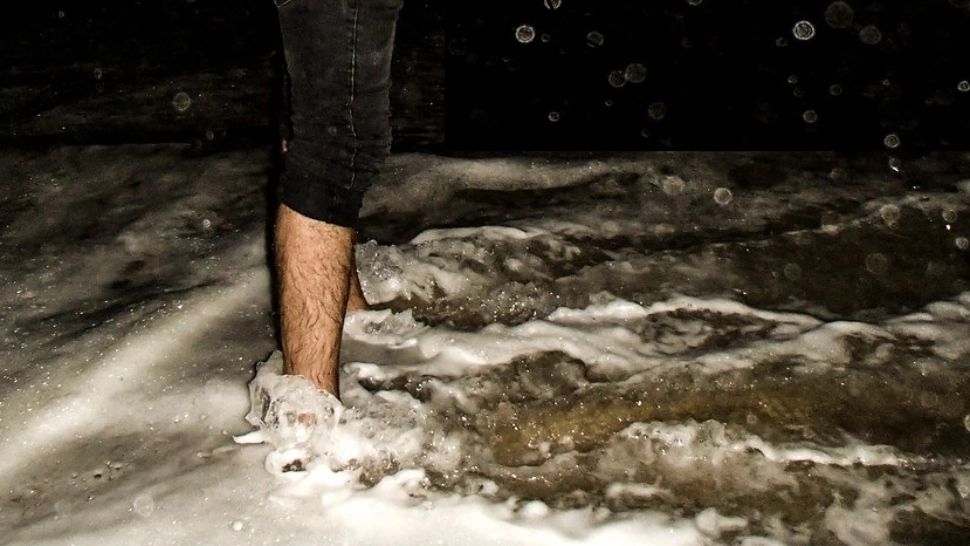 Un român a câștigat în Germania dreptul de URINA în mare. Judecător: Are același drept ca un cerb!