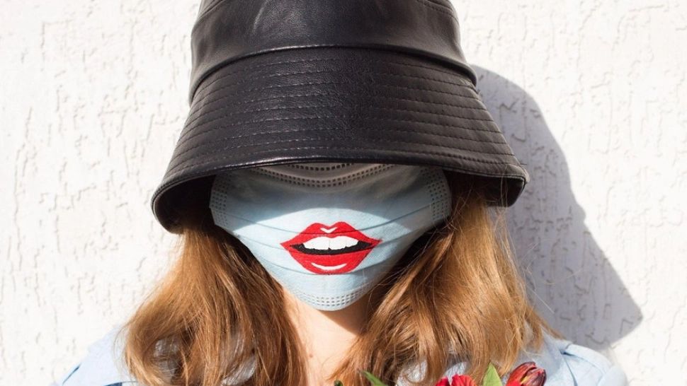 De ce răcim mai des când se face frig? Cum putem transforma MASCA în fular 