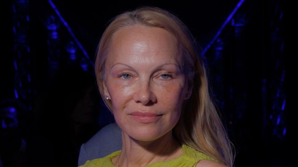 Pamela Anderson, apariție neașteptată la Săptămâna Modei de la Paris - Cum a apărut fosta vedetă Playboy, la 56 de ani