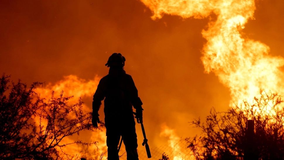 Un adevărat cerc de foc riscă să devoreze o stațiune din Argentina. Aproape 1.000 de pompieri se luptă cu incendiul masiv pentru a preîntâmpina o catastrofă 