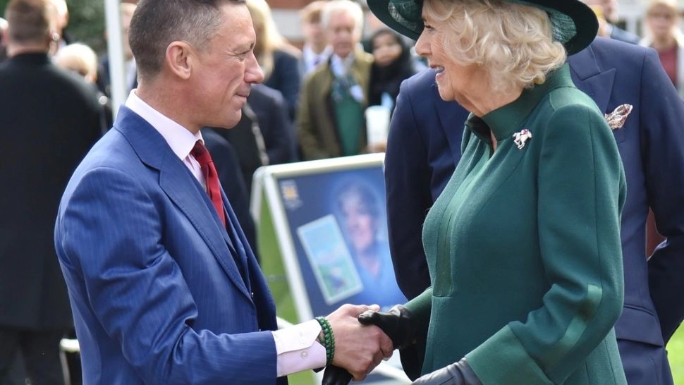 Când am început să ne strângem mâinile, în semn de salut? Istoria ciudată a celui mai cunoscut gest de politețe