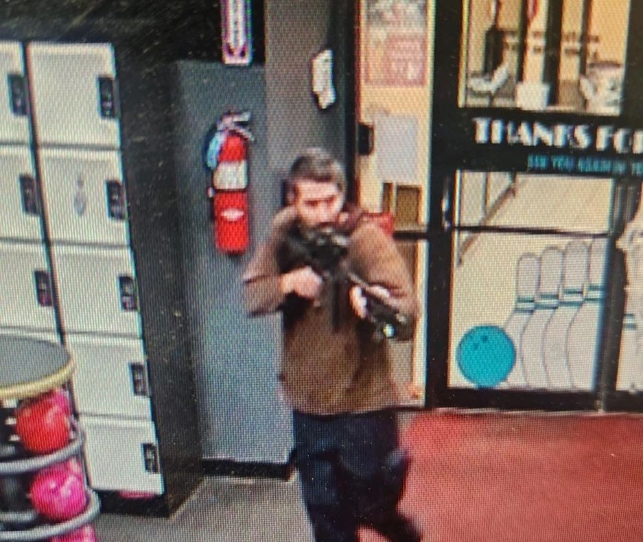 Atac armat SUA. Bărbatul care a ucis 18 persoane şi a rănit cel puţin 13, de negăsit - 8 capete de acuzare, pe numele bărbatului 