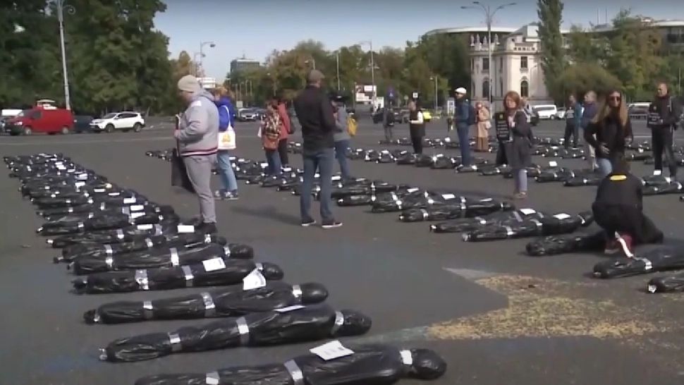 Protest cu saci pentru cadavre, în fața Guvernului. Cum îi sfidează ministrul Rafila pe bolnavii de cancer? - VIDEO
