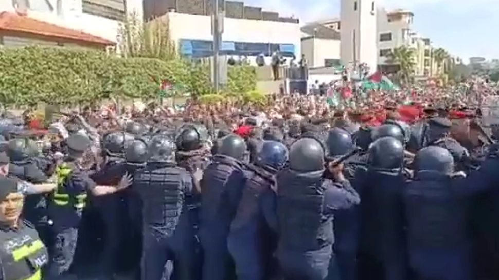 Ambasadele occidentale și israeliene din statele arabe, asaltate de protestatari. Situație tensionată la Ambasada SUA din Beirut - VIDEO