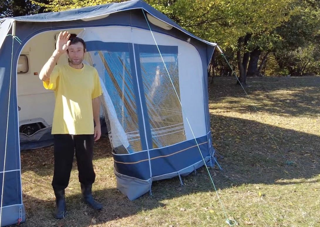 Reacția bărbatului care trăiește de 11 ani la marginea unei păduri din Gorj în momentul în care primește în dar o rulotă - VIDEO