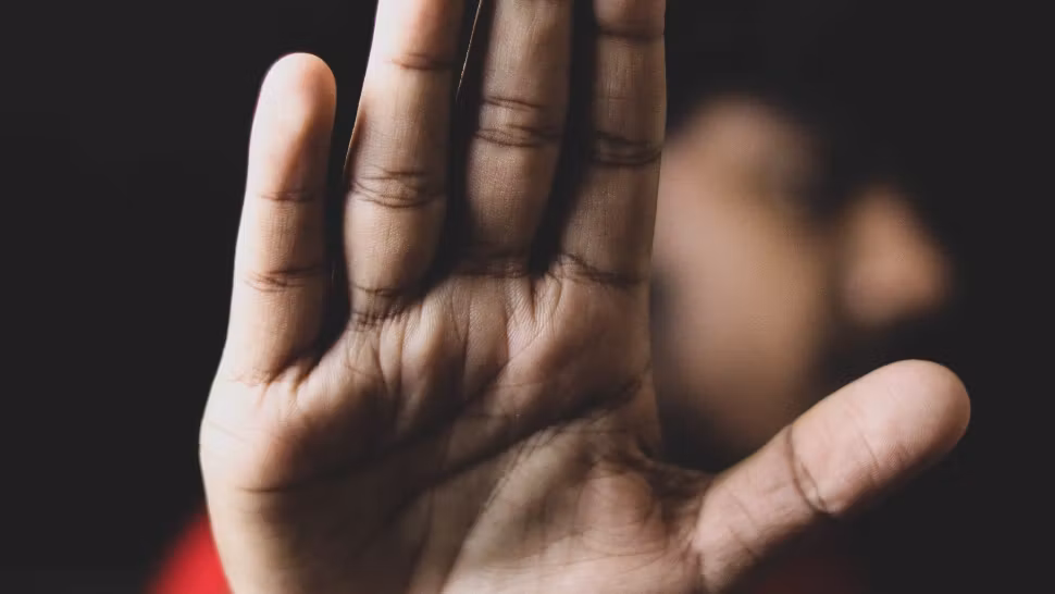 Frica de femei l-a determinat pe un bărbat să stea captiv în casă timp de 55 de ani! De ce afecțiune suferă