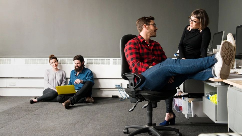 Capcana scaunului comod de la birou sau de acasă. Ce riscuri ai dacă stai prea mult pe el