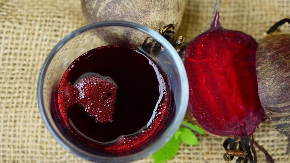 Ce se întâmplă în corpul tău dacă bei zilnic un pahar de suc de sfeclă roșie. Medicii, uimiți de efect
