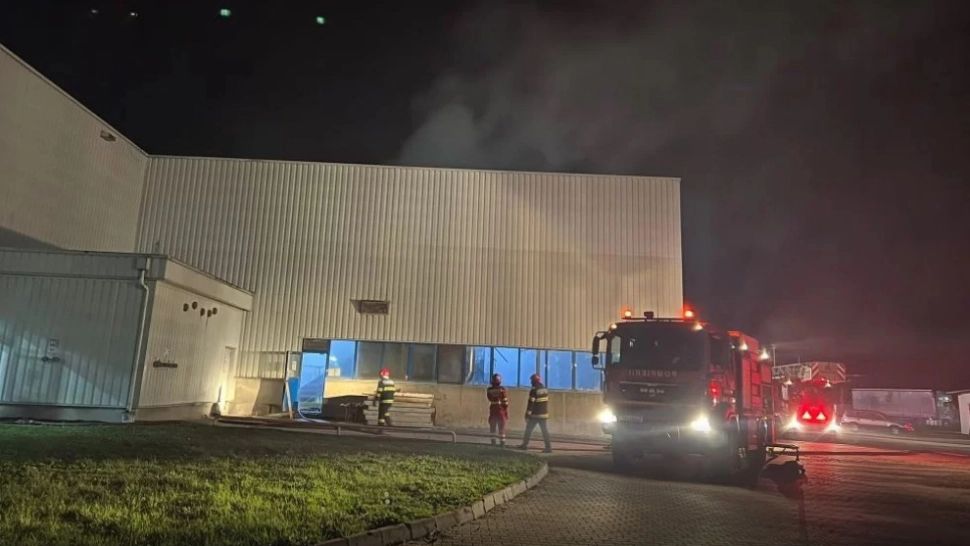 Incendiu de proporții la o fabrică de reciclat hârtie. Toți cei 70 de angajați au reușit să scape FOTO