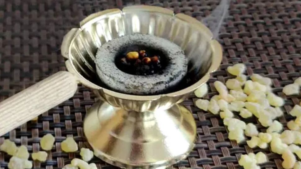 În Prefectura Vaslui se dă cu tămâie pe holuri ca să iasă duhul rău ce l-a îndemnat pe Buzatu să primească șpagă