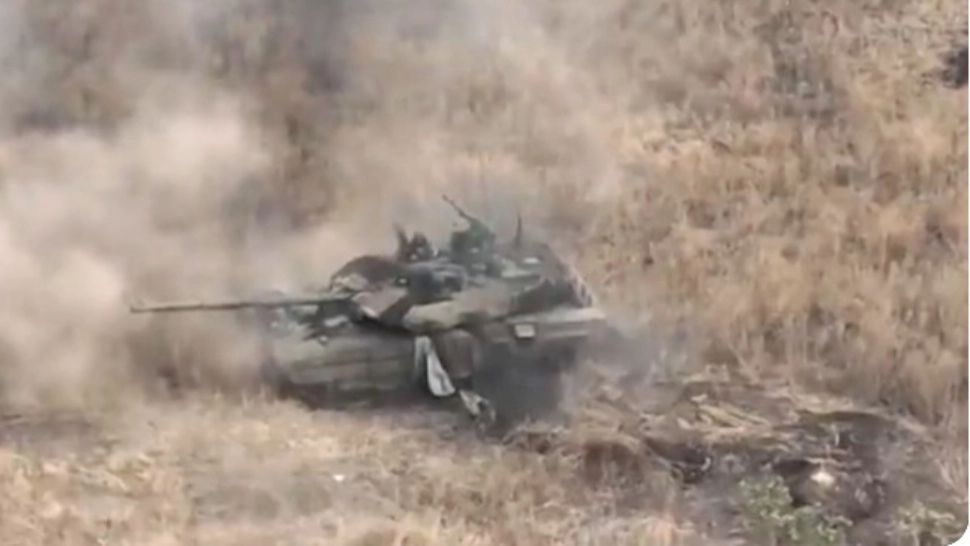 Cel mai modern tanc al Rusiei, denumit „Spărgătorul lui Putin”, a fost „spart” de ucraineni cu un obuz cu uraniu