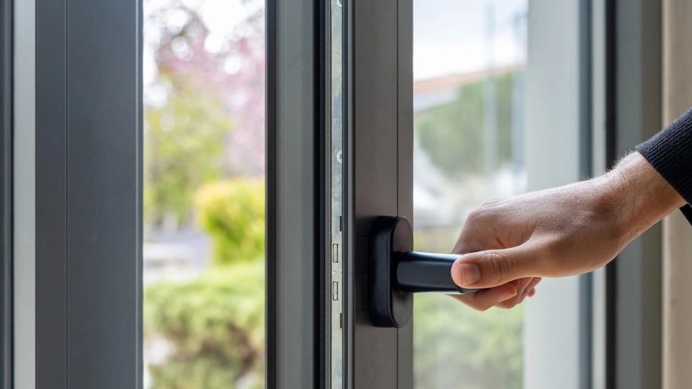 Cum reglezi termopanele pentru iarnă. Așa păstrezi căldura în casă și facturile mici 