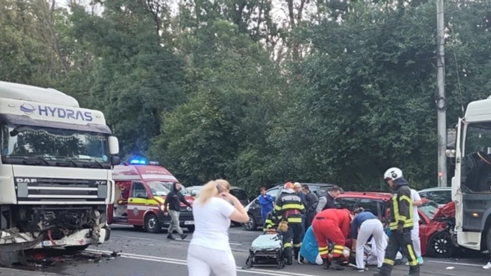 Accident cumplit la Timișoara, surprins pe camere. Două TIR-uri au zdrobit un autoturism pe care l-au lovit frontal. Șoferul a murit - VIDEO