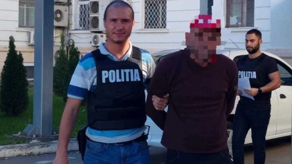 Un constănțean s-a „supărat” pe tomberoanele de gunoi de la mai multe case și le-a dat foc. Poliția l-a reținut