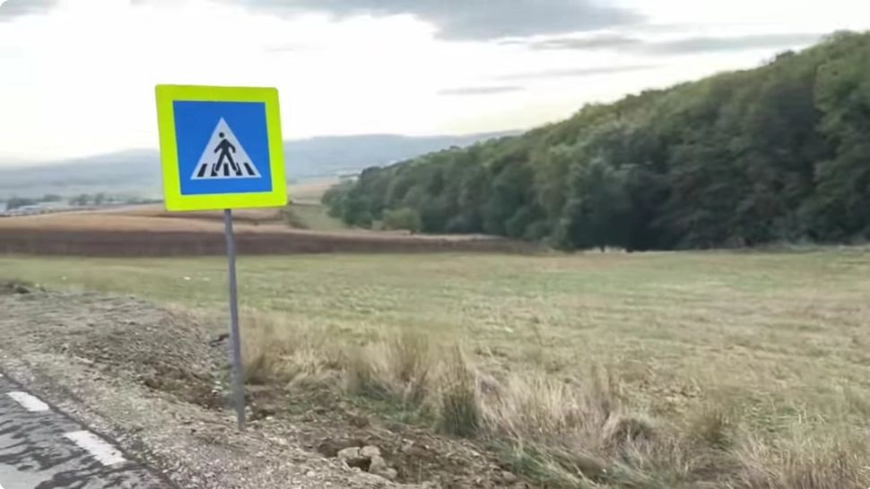 Dorel de Suceava a făcut o trecere de pietoni care unește o pădure cu un cimitir