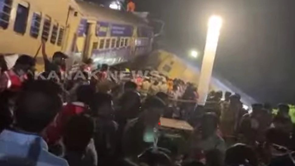 Carnagiu pe calea ferată. Două trenuri s-au cionit. Cel puțin 10 de oameni au murit VIDEO