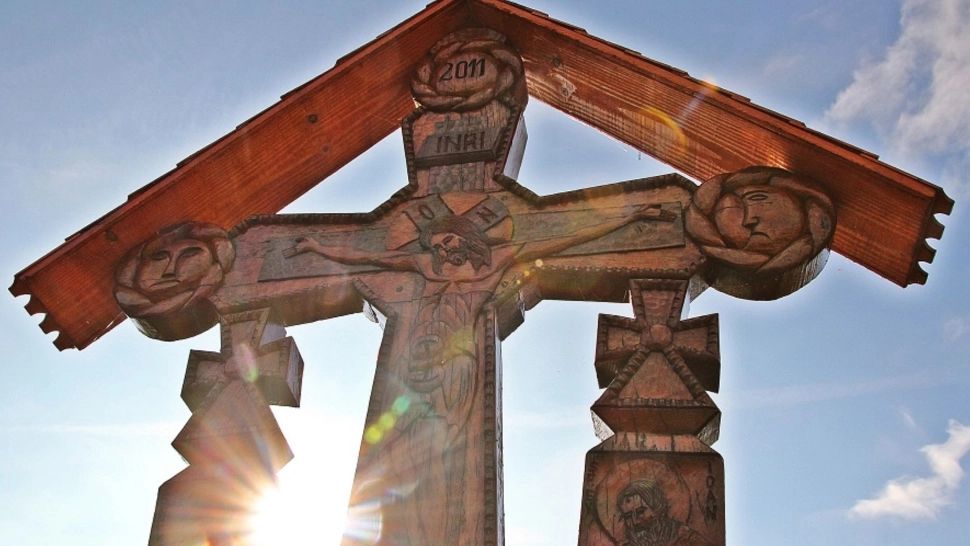 Primar săltat de mascați pentru contracte suspecte cu troițe. Preotul, vizat și el de anchetă